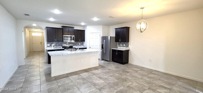 242 Guinevere Dr SW