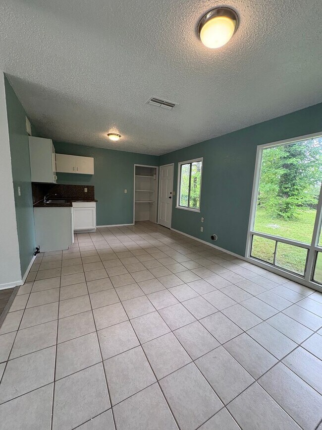 Photo - Amazing 3 bedroom/1 bath home with huge kitchen & Central Air/heat