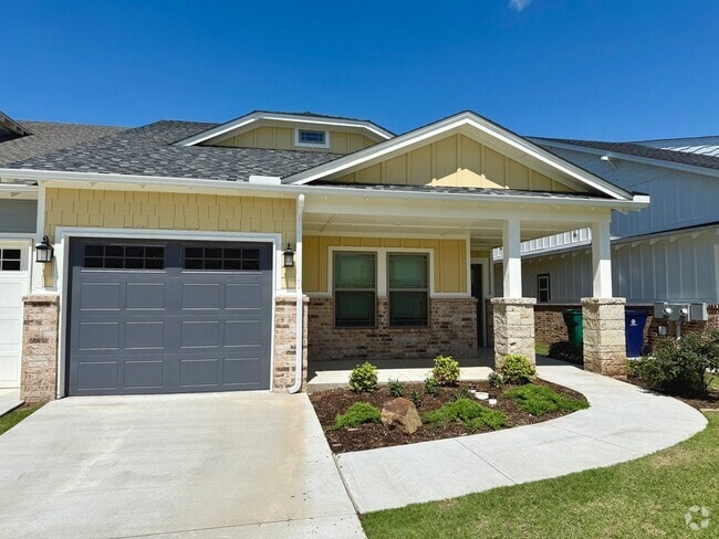 Building Photo - Large 2 Bed, 2 Bath in Beautiful Well-Main... Rental