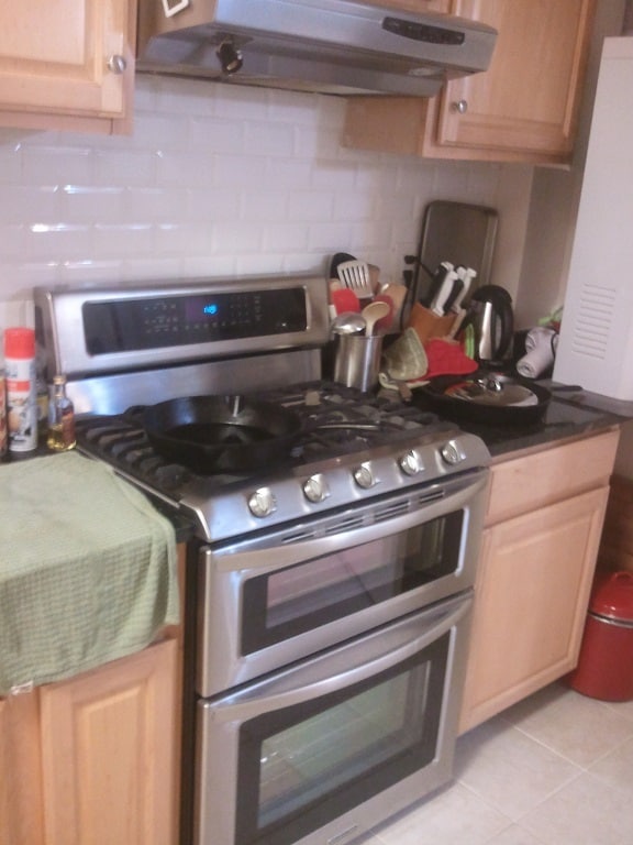 Double Oven in Kitchen - 821 Randolph St NW Unidad 2