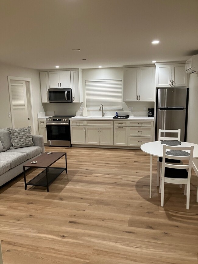 Building Photo - 548 Blanca St Unit A