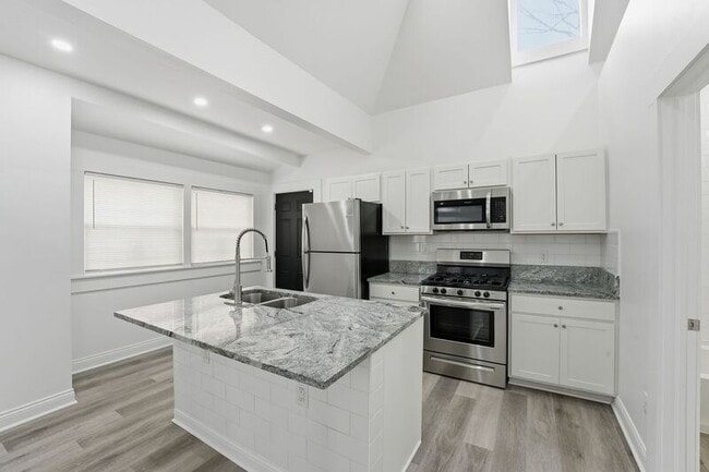 Building Photo - 522 Kelton Ave