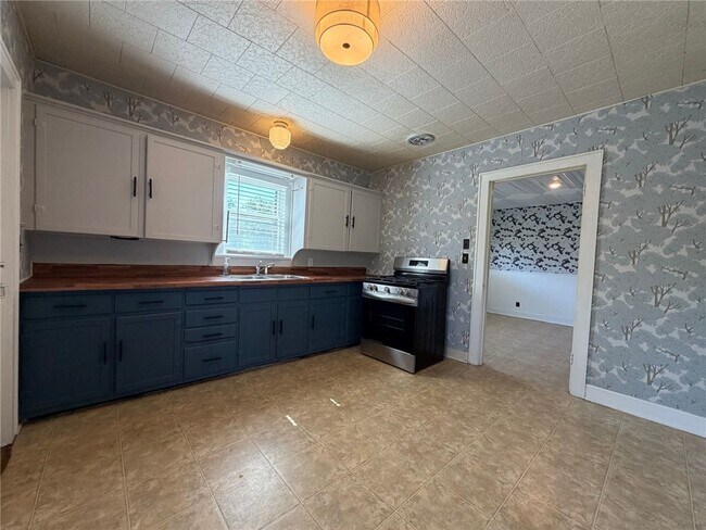 Photo - 403 SW E St
