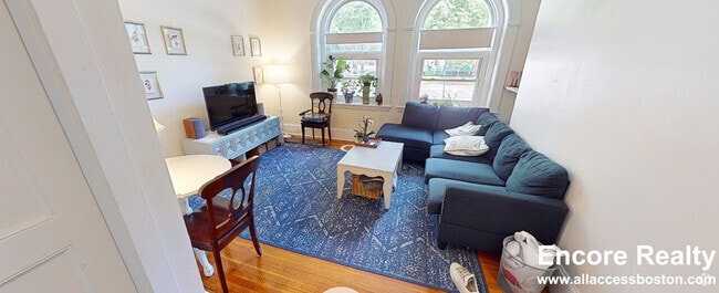 Building Photo - 1583 Beacon St Unit 1 Rental