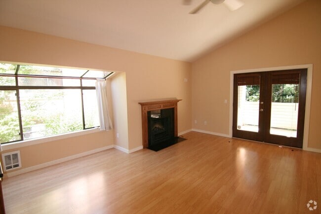 Building Photo - Newly Remodeled Condo Blocks from Juanita ...