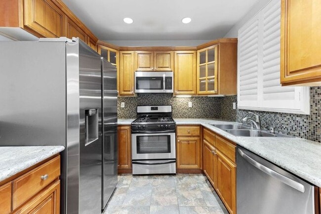 Modern 3 Bed, 2 Bath Condo for Lease – 1,320 Sq Ft – Prime Sherman Oaks Location