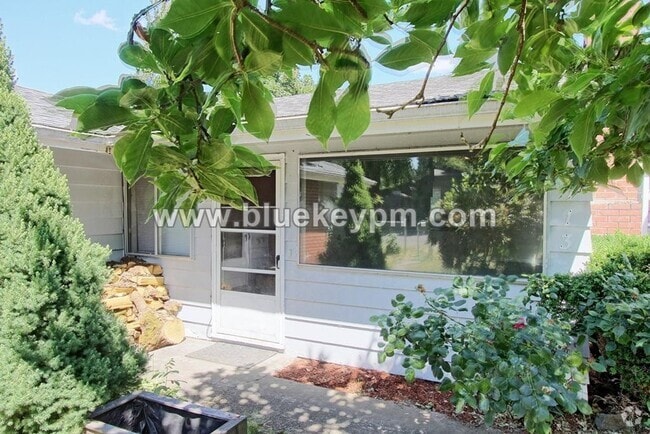 Building Photo - 2 Bed, 1 Bath Duplex Unit in Rose Village Rental