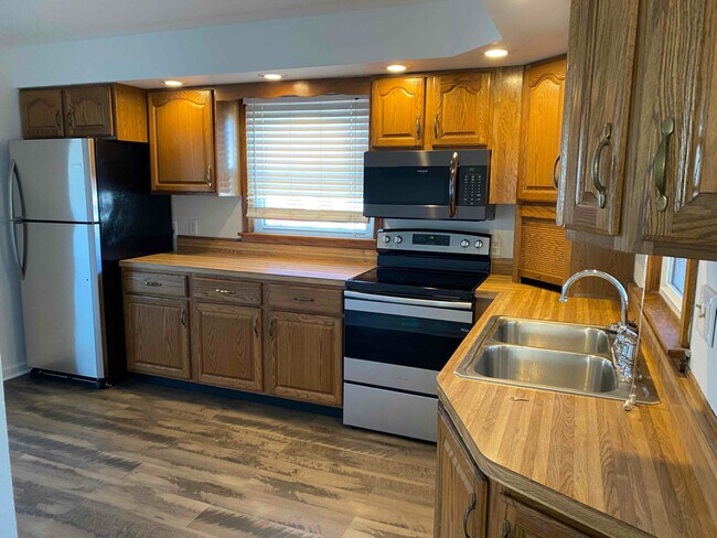 Photo - 811 Rubens St