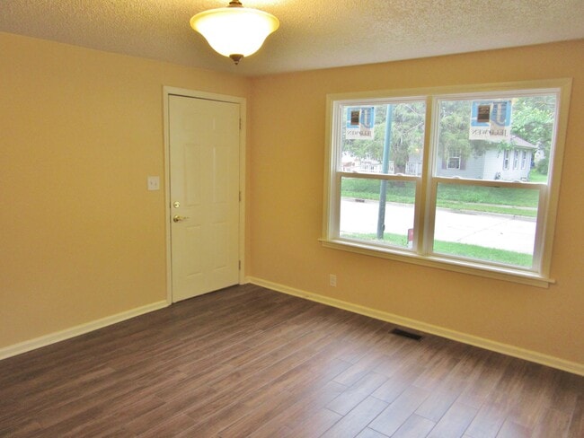 Photo - 406 W Maple St