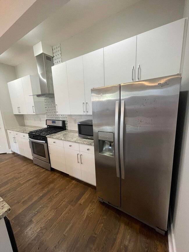 Photo - Spacious 5-Bedroom Haven with Modern Comfo...