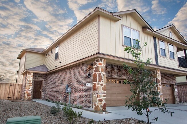 Photo - Beautiful 3 Bedroom Luxury Townhome, Kyle,...