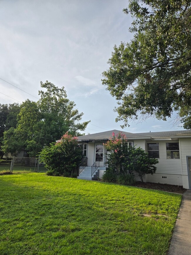 Photo - 812 Chatfield St