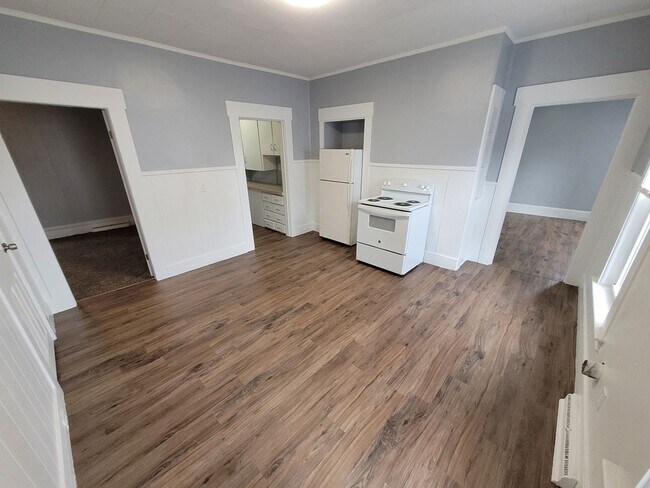 Photo - $2250/mo - First Floor FULL REFRESH 3 Bed / 1 Bath Apartment in West Manchester's Piscataquog wit... Unit 165-1 Conant