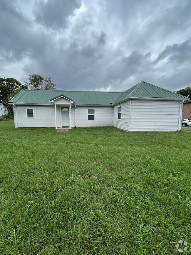 Building Photo - 796 Triangle St Rental