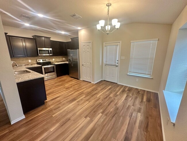 Photo - AVAILABLE NOW ! 1 WEEK FREE MOVE IN SPECIAL