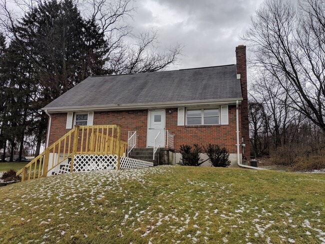Building Photo - Beautifully Kept 4 Bedroom House next to U...