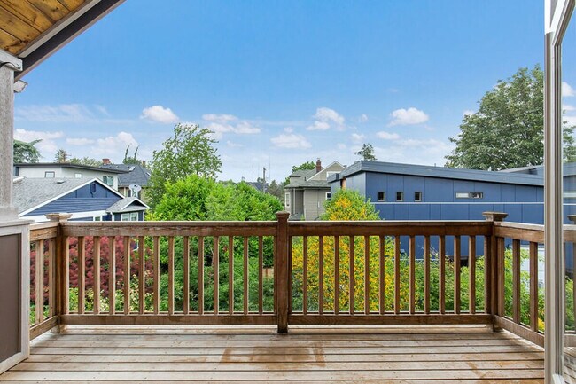 Photo - 1916 E Spruce St Unidad SI ID1036059P