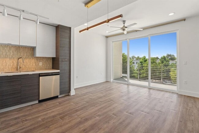 Building Photo - 604 N Bluff Dr Unit 240 Rental
