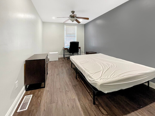 Building Photo - 2242 Linden Ave Unit B2