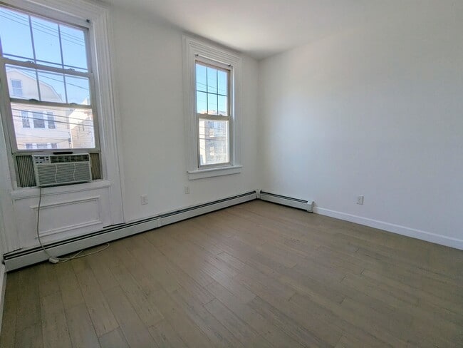 Photo - 112 Hague St