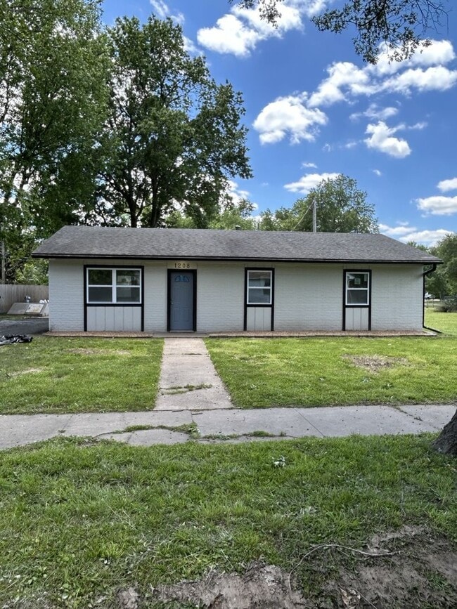 Building Photo - Just Remodeled! 3BR 1 1/2BA House - w/Garage!