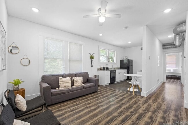 Photo - 402 E Dewey Pl
