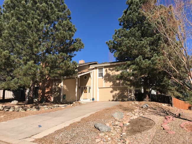 Rockrimmon 4bdrm Custom Home....D20 Schools - Rockrimmon 4bdrm Custom Home....D20 Schools