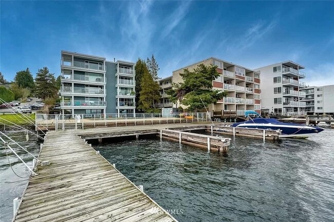 Building Photo - 720 Lakeside Ave S Unit 303