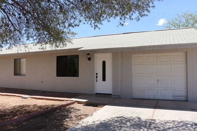 Building Photo - Large Backyard Rental
