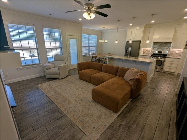 Photo - 1040 E Skyline Lp