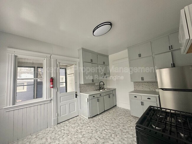 Photo - 515 Village St