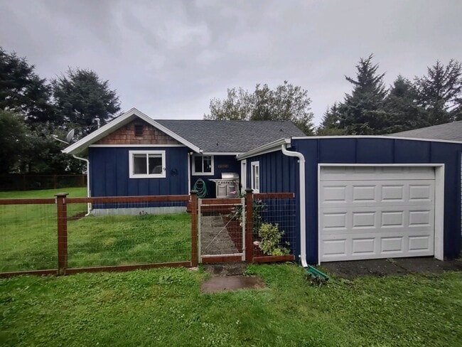 Building Photo - Located 1 block from Ocean Shores. 3bd 2ba & attached garage