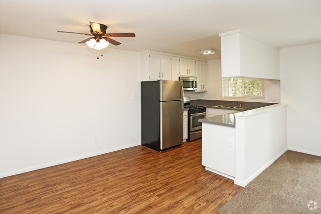 2BD, 2BA - 950 SF