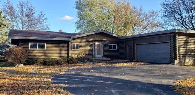 Log Cabin - Spacious 3 bedroom 2.5 bath Home - Log Cabin - Spacious 3 bedroom 2.5 bath Home