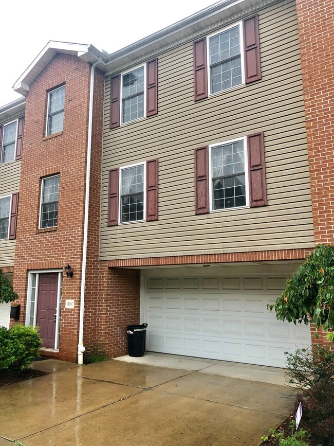 Beautiful 3 Bedroom Townhome In Bloomfield... - Beautiful 3 Bedroom Townhome In Bloomfield...