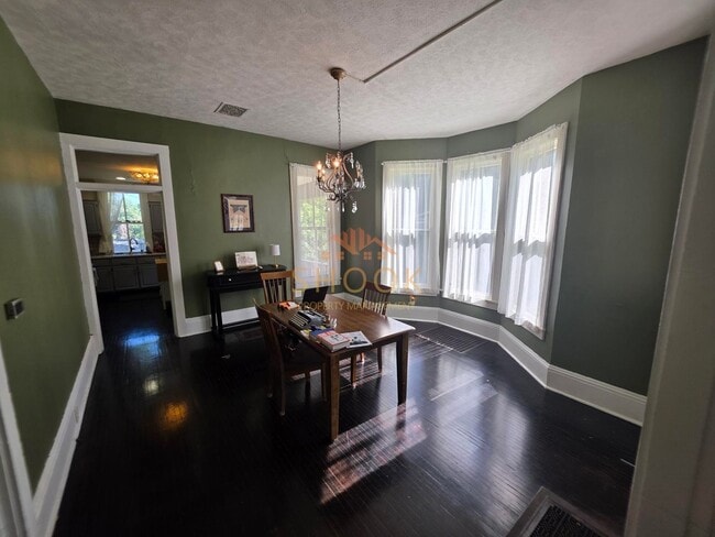 Photo - LARGE 4 BR HOME CLOSE TO DOWNTOWN W/ LOTS OF AMENITIES