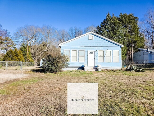 Building Photo - Two Bedroom Home Near Lake Blalock!