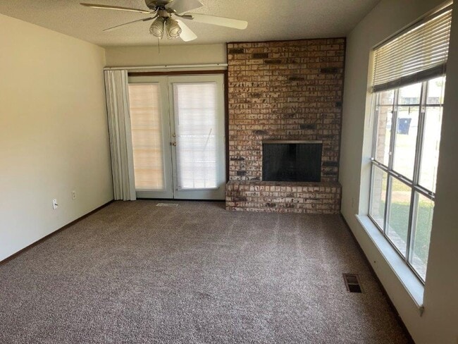 Photo - 2 bed, 1 and 1/2 baths with a 1 car garage and new countertops! cute duplex for rent near SW 89th...