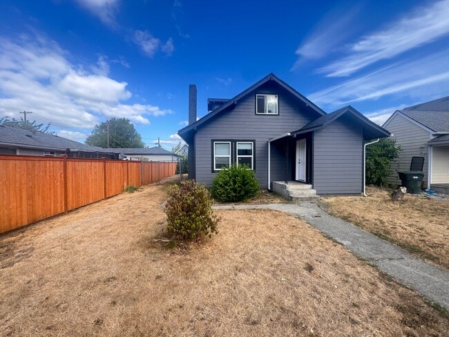 Building Photo - 824 G St