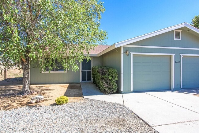 2 Bedroom Duplex with Fenced Yard - 2 Bedroom Duplex with Fenced Yard Apartamento Unidad 7100 E. Spouse Drive #A