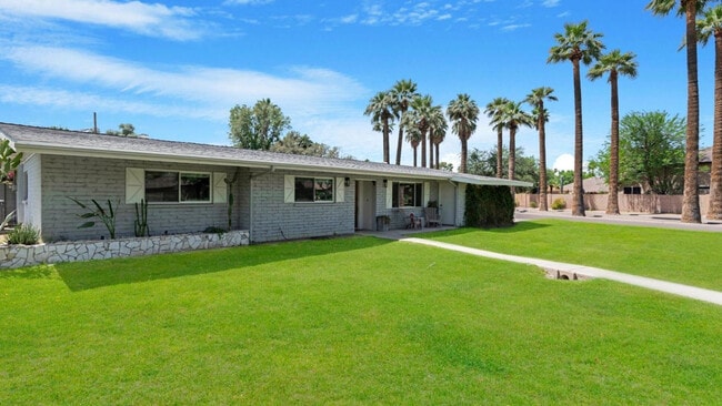 Building Photo - 1021 W Las Palmaritas Dr