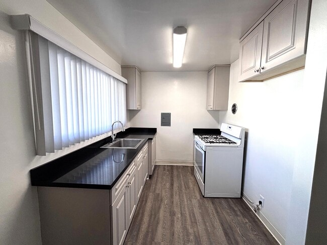 Photo - 305 California Blvd