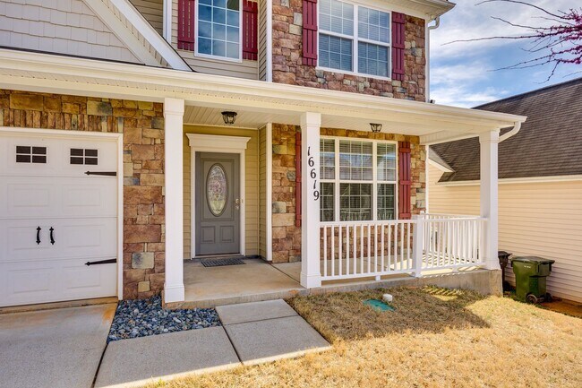 Photo - Spacious 5 bedroom 2.5 bath in Falcon Ridg... Casa