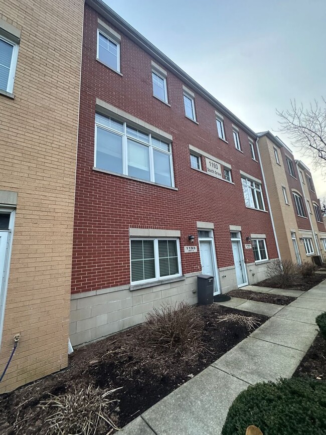 2 Bed 2.5 Bath In Oak Park Available! - 2 Bed 2.5 Bath In Oak Park Available! Townhome