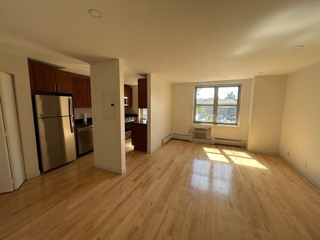 Building Photo - 10 Camelot Ct
