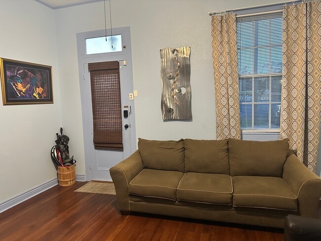 Cozy Living Room - 423 Dakin St