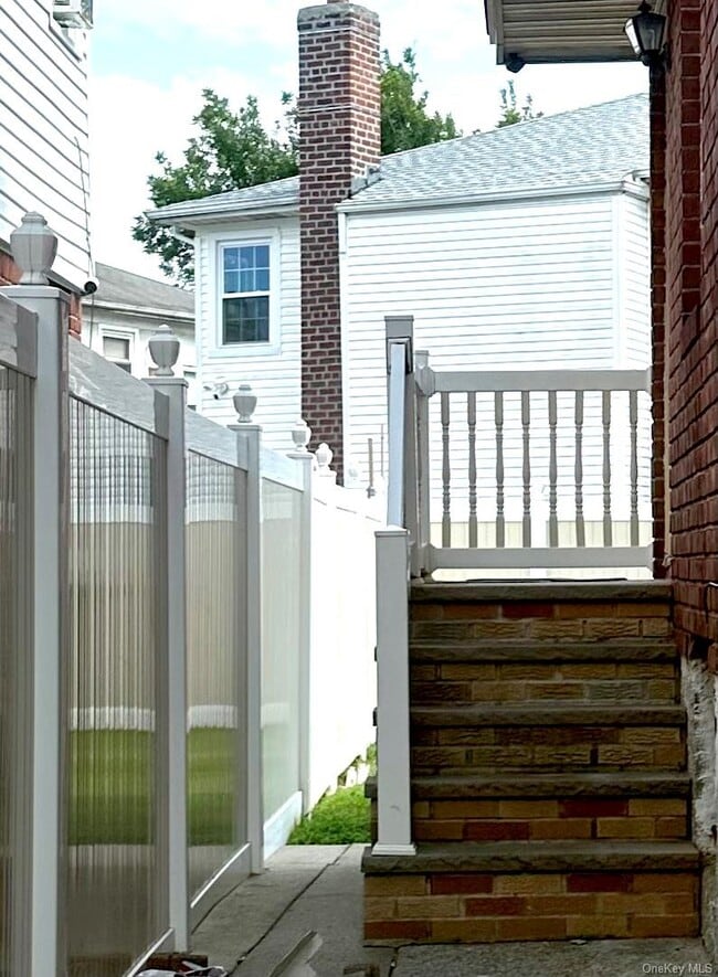 Photo - 141-33-133 255th St