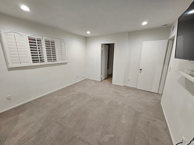 Photo - 400 S Flower St