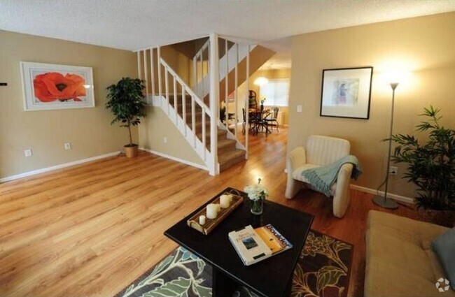 Building Photo - Charming 2-Bedroom Condo Just Steps from C...