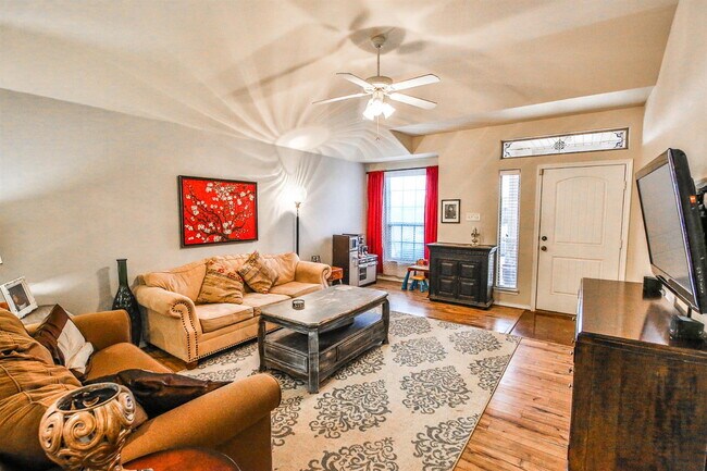 Photo - House Located On A Cul-De-Sac In Quincy Park!